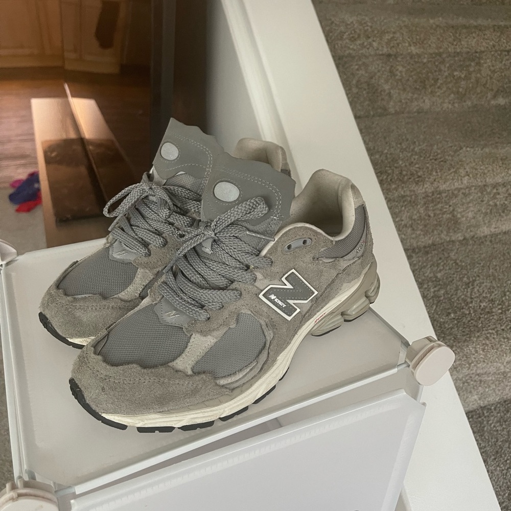 Men’s Gray Size 8 new balance, 2002R
